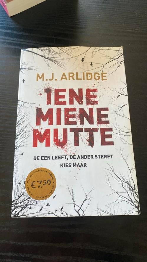 M.J. Arlidge - Iene Miene Mutte, Boeken, Thrillers, Gelezen, Nederland, Ophalen of Verzenden
