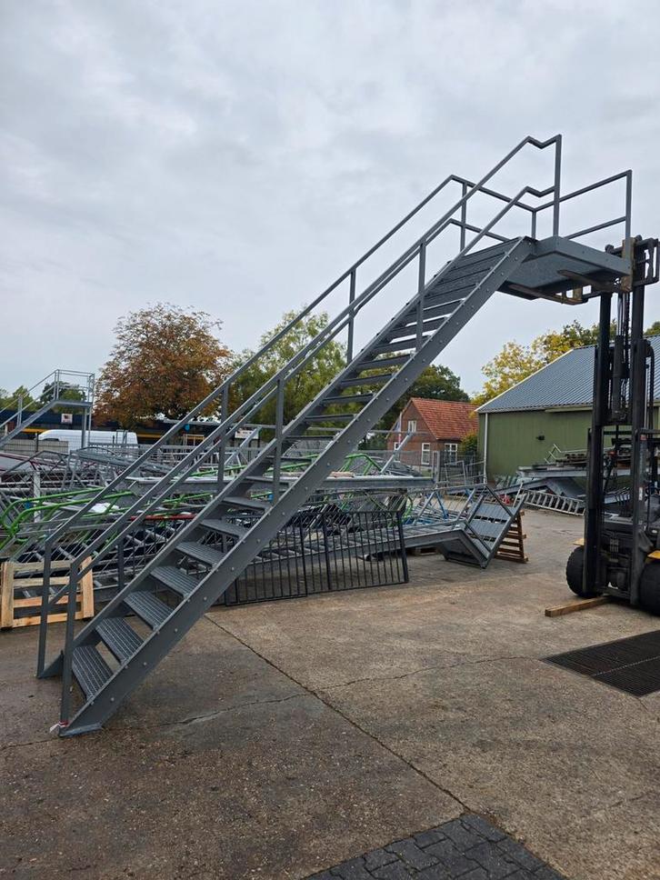 Stalen trap met bordes hoog 4.0mtr nob143, Doe-het-zelf en Verbouw, Ladders en Trappen, Zo goed als nieuw, 2 tot 4 meter, Ophalen