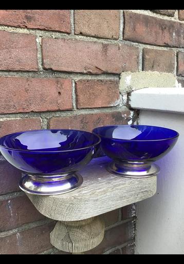 2 Kobalt blauwe glazen schaaltjes op metalen voet diam 14 cm beschikbaar voor biedingen