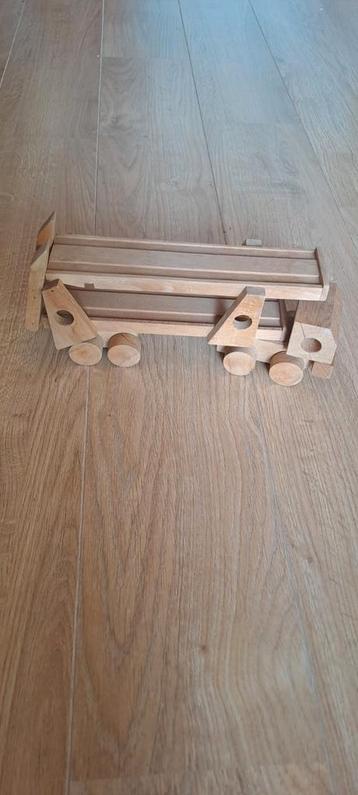 Houten oplegger beschikbaar voor biedingen