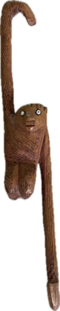 Klein houten hangend aapje. Vintage houtsnijwerk hangaap 