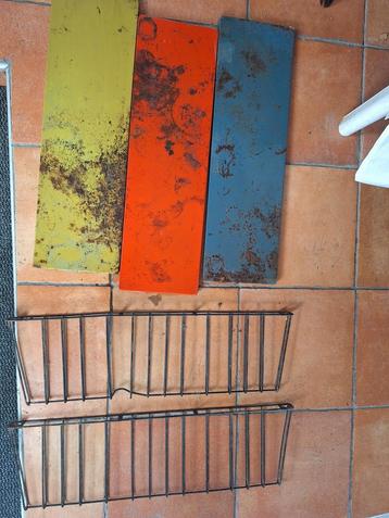 Tomado boekenrekje beschikbaar voor biedingen