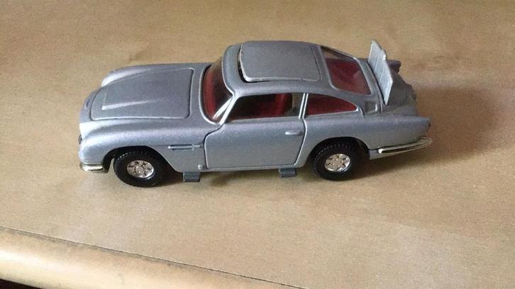 CORGI ASTON MARTIN DB 5 + SCHIETSTOEL+ BUMPER GEWEER APART, Hobby en Vrije tijd, Modelauto's | Overige schalen, Zo goed als nieuw