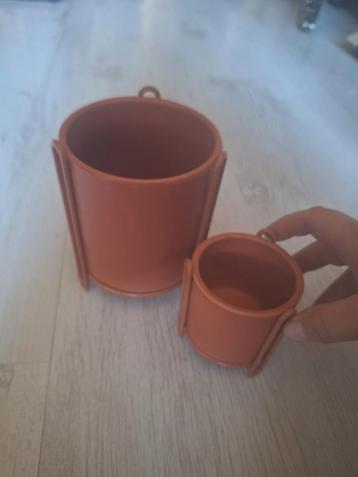 Set van 2 mooie oudroze bloempotjes met metalen frame beschikbaar voor biedingen