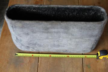 Brede hoge pot van aardewerk beschikbaar voor biedingen