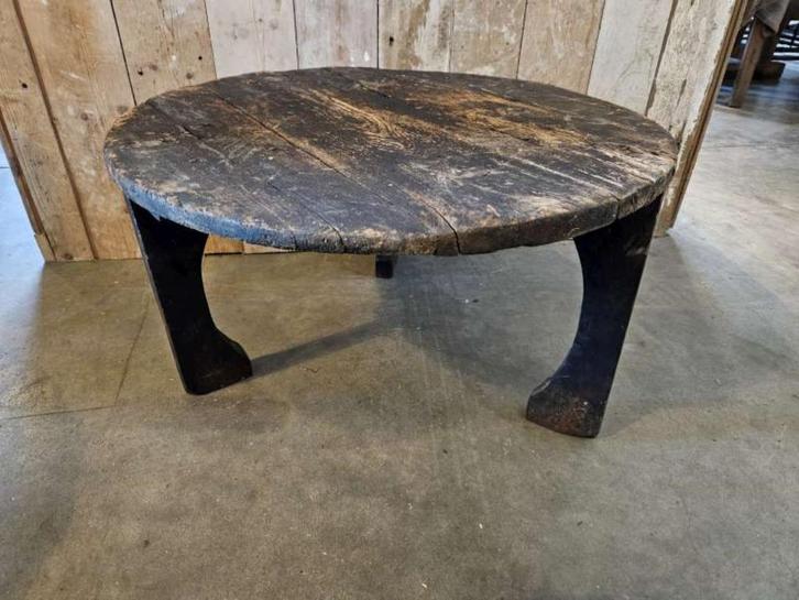 oud roemeens tafeltje ``WOONWINKEL RUSTIEK``, Huis en Inrichting, Tafels | Bijzettafels, Gebruikt, Rond, Minder dan 45 cm, 55 tot 75 cm