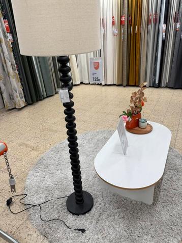 Nieuwe vloerlamp beschikbaar voor biedingen