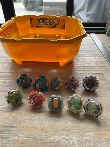 Beyblade Burst Arena met 10 beyblades beschikbaar voor biedingen