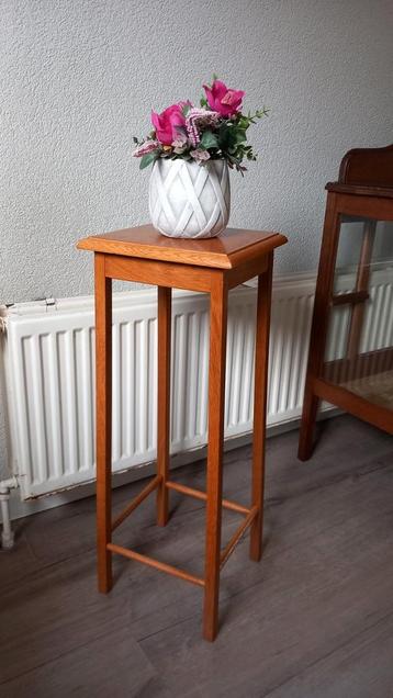 Eiken plantentafeltje beschikbaar voor biedingen