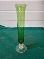 vaasje groen glas smal vintage, Ophalen of Verzenden