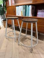 Vintage krukken met ijzeren poten en houten zitting, Ophalen, Gebruikt, Hout, 30 tot 60 cm