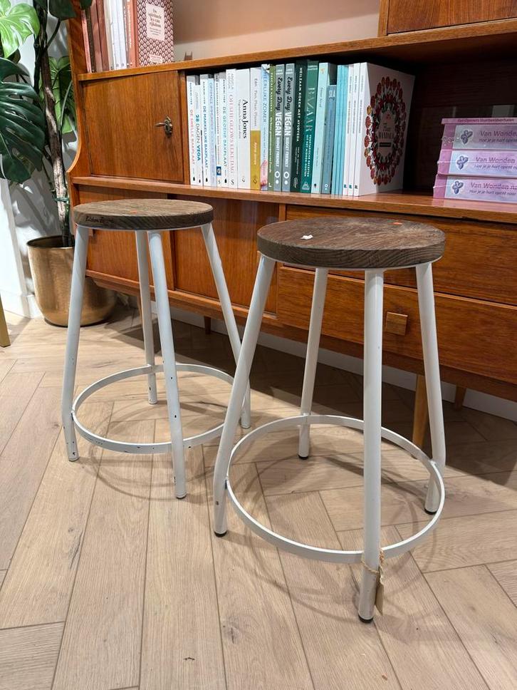 Vintage krukken met ijzeren poten en houten zitting, Huis en Inrichting, Barkrukken, Gebruikt, 30 tot 60 cm, Hout, 2 krukken, Ophalen