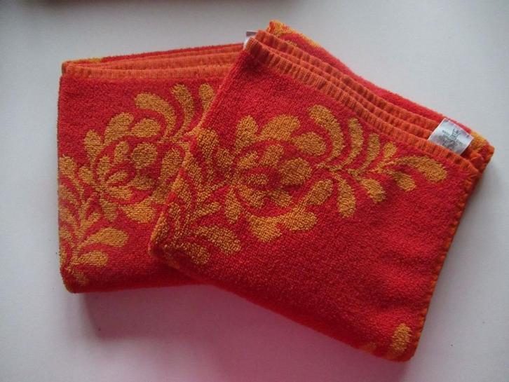 Handdoeken 2 stuks, Huis en Inrichting, Badkamer | Badtextiel en Accessoires, Zo goed als nieuw, Handdoek, Rood, Ophalen