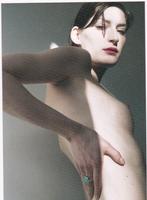 Minouche en Rune sieraden -foto Hanneke Peters - blote dame, Verzamelen, Ansichtkaarten | Themakaarten, Verzenden, 1980 tot heden