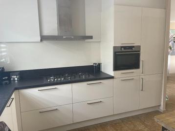 Moderne Witte Magnolia Hoogglans Hoekkeuken GEDEMONTEERD beschikbaar voor biedingen