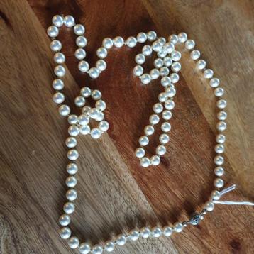 Lange parel ketting met zilveren slotje beschikbaar voor biedingen