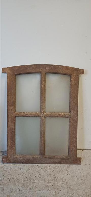 Antiek boerderij raampje gietijzer glas  beschikbaar voor biedingen