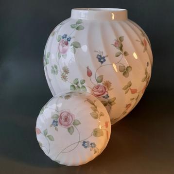Wedgwood Rosehip (rozenbottel) bewaar pot met deksel beschikbaar voor biedingen