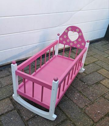 Super leuk poppen bedje / ledikantje beschikbaar voor biedingen