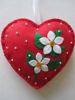 Handgemaakt rood vilt hart met witte bloemen en kraaltjes, Nieuw, Versiering, Ophalen of Verzenden