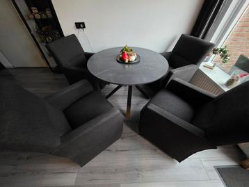 ronde tafel met 4 fauteuils op wieltjes