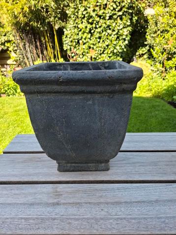 terracottapot Grey wash 27 cm hoog. beschikbaar voor biedingen
