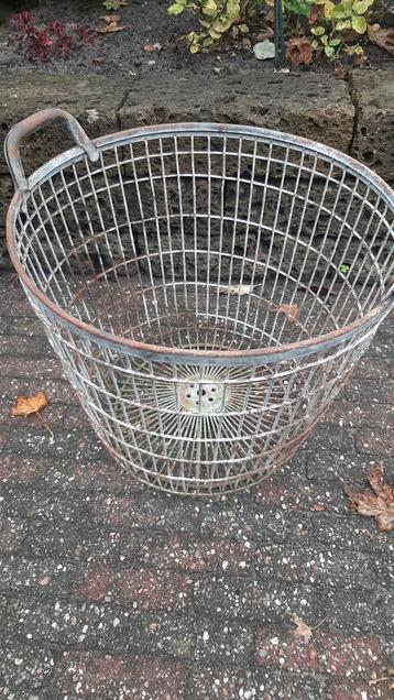 Metalen Draadmand met Handvatten beschikbaar voor biedingen