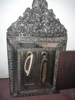 antieke halspiegelkast ornamenten en inhoud o.a. borstels, Antiek en Kunst, Ophalen of Verzenden, Rechthoekig, 50 tot 100 cm, Minder dan 100 cm