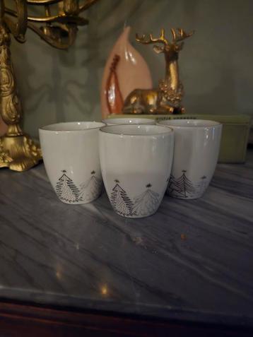 Leuke set van 4 kerstkopjes uitgegeven door Albert Heijn beschikbaar voor biedingen