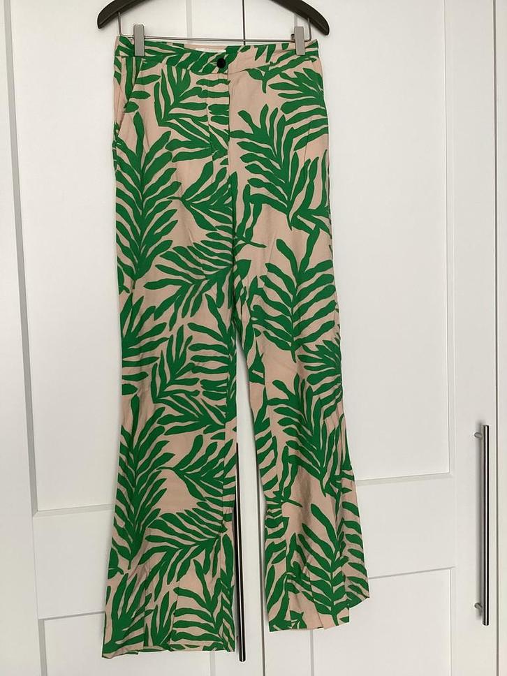 H&M vrolijke crreme broek maat 36, Kleding | Dames, Broeken en Pantalons, Zo goed als nieuw, Maat 36 (S), Beige, Lang, Ophalen of Verzenden