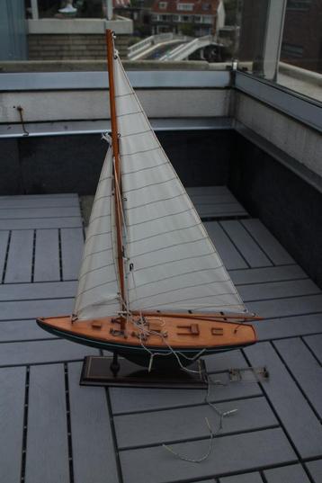 1x Houten Zeilschip (62 cm hoog tot aan de punt) beschikbaar voor biedingen