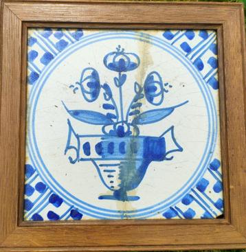 Antieke tegel vaas m bloemen /tulpen. Delfts blauw Ingelijst beschikbaar voor biedingen