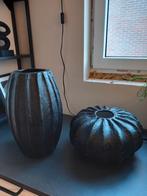 2 zwart gespoten vazen van papier maché, Huis en Inrichting, Ophalen, Overige materialen, Zwart, Zo goed als nieuw