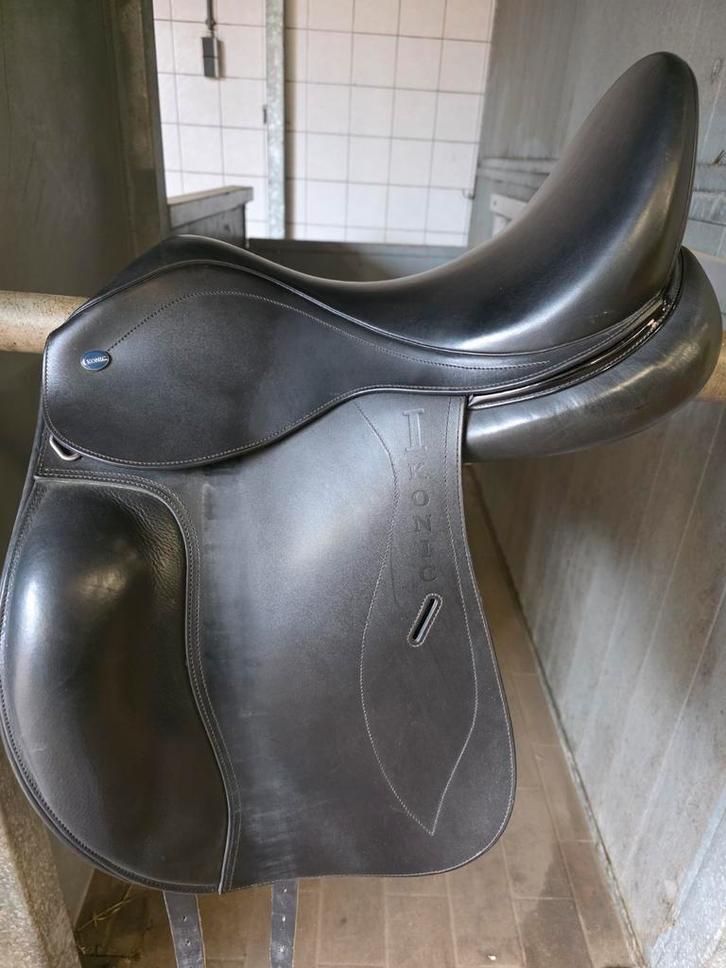 Ikonic dressuurzadel 17,5 inch, Dieren en Toebehoren, Paarden en Pony's | Zadels, Dressuur, Ophalen of Verzenden