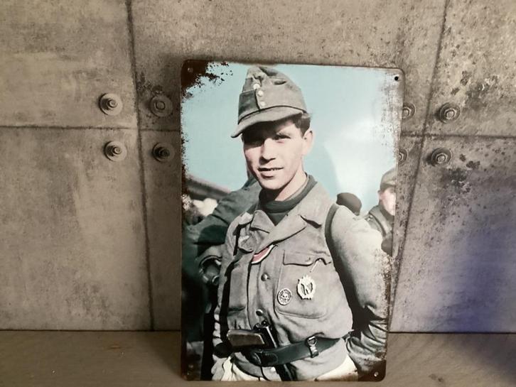 Metalen wandbordje 20x30 cm Duitse soldaat WO2, Verzamelen, Militaria | Tweede Wereldoorlog, Foto of Poster, Duitsland, Ophalen of Verzenden