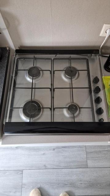 Vrijstaande kookplaat op gas en met een normale stekker. beschikbaar voor biedingen