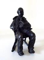 Bronzen beeldje zittende figuur schommelstoel boek 6299-b, Antiek en Kunst, Antiek | Koper en Brons, Ophalen of Verzenden, Brons