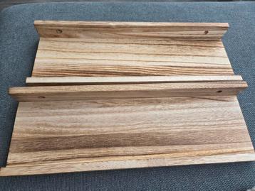 Twee lichte wandplanken 40 cm beschikbaar voor biedingen