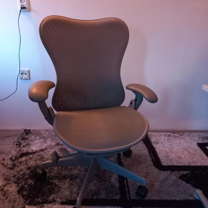 Bureaustoel Herman Miller Mirra 1, Huis en Inrichting, Bureaustoelen, Zo goed als nieuw, Bureaustoel, Grijs, Ergonomisch, Ophalen
