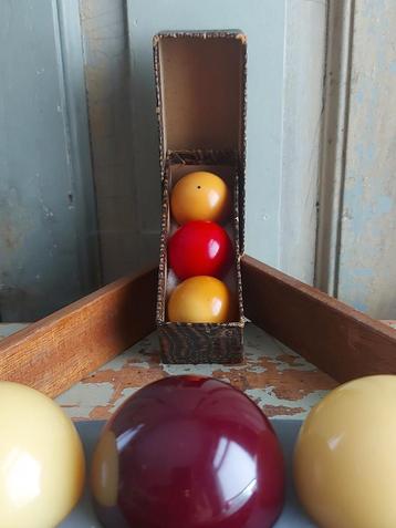 3 antieke Mini biljart ballen in doosje van 13 cm beschikbaar voor biedingen