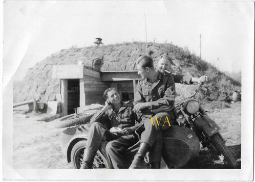 BMW met zijspan voor een bunker in Rusland ! Let op!, Verzamelen, Militaria | Tweede Wereldoorlog, Landmacht, Foto of Poster, Nederland