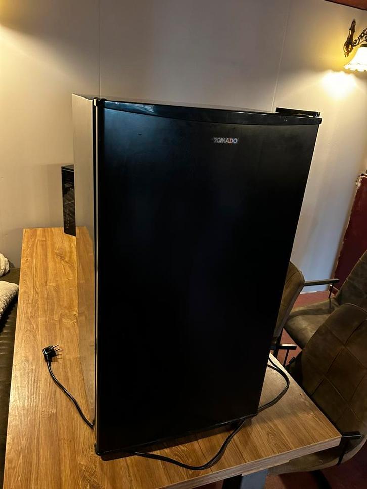 Tomado tlt4702b tafelmodel koelkast, Witgoed en Apparatuur, Koelkasten en IJskasten, Zo goed als nieuw, Zonder vriesvak, 75 tot 100 liter