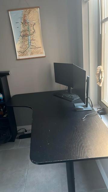Zwart hoekbureau
