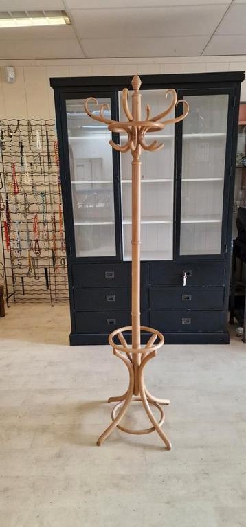 Staande kapstok blank hout beschikbaar voor biedingen