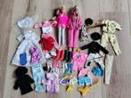2 Barbies (Fleur en Sindy 1987), kleertjes, veel accessoires, Ophalen of Verzenden, Zo goed als nieuw, Kleertjes