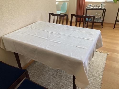 Tafellaken, nieuw, maat 144/125 cm. Crèmekleurig., Huis en Inrichting, Tafelkleden, Nieuw, Rechthoek, Ophalen of Verzenden
