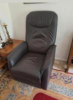 Lederen electrisch relaxfauteuil met lig- en sta op functie, Huis en Inrichting, Fauteuils, Ophalen, Zo goed als nieuw, 50 tot 75 cm
