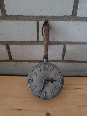 Zeldzame hangklok Junghans in steelpan beschikbaar voor biedingen