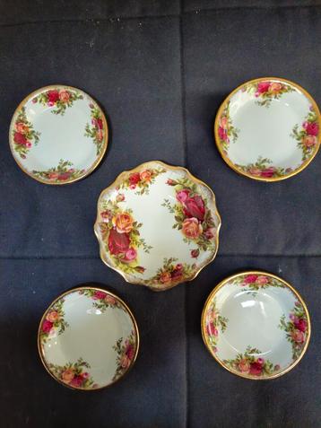 Royal Albert Old Country Roses bonbon en petitfourschaaltjes beschikbaar voor biedingen