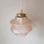 Vintage hanglamp roze melkglas | Messing | Antieke lamp roze, Huis en Inrichting, Lampen | Hanglampen, Ophalen of Verzenden, Zo goed als nieuw